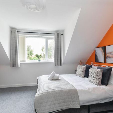 Modern Four Bedroom Four Bathroom Home Cheltenham Exteriör bild