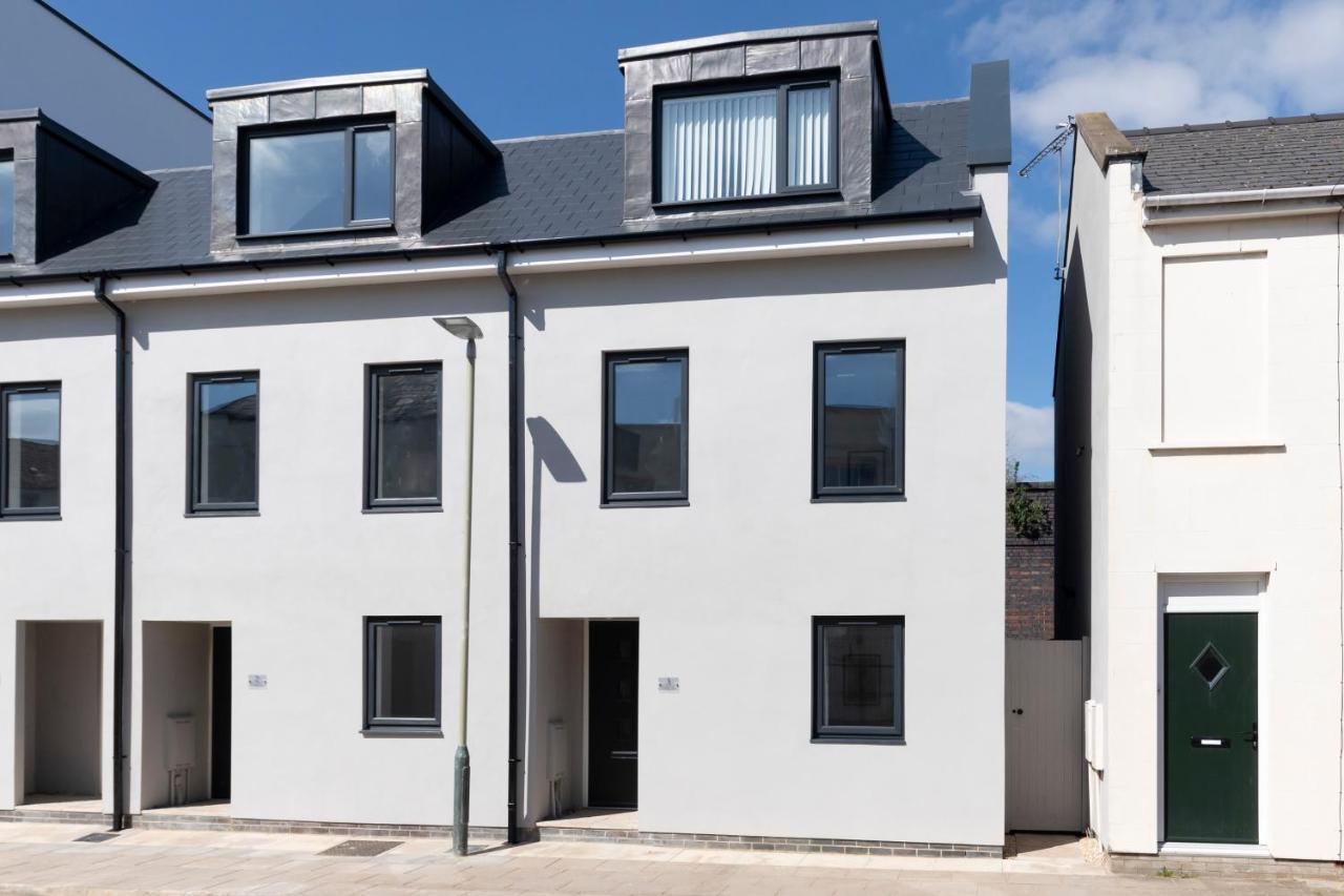 Modern Four Bedroom Four Bathroom Home Cheltenham Exteriör bild