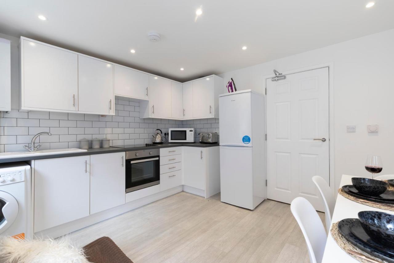 Modern Four Bedroom Four Bathroom Home Cheltenham Exteriör bild