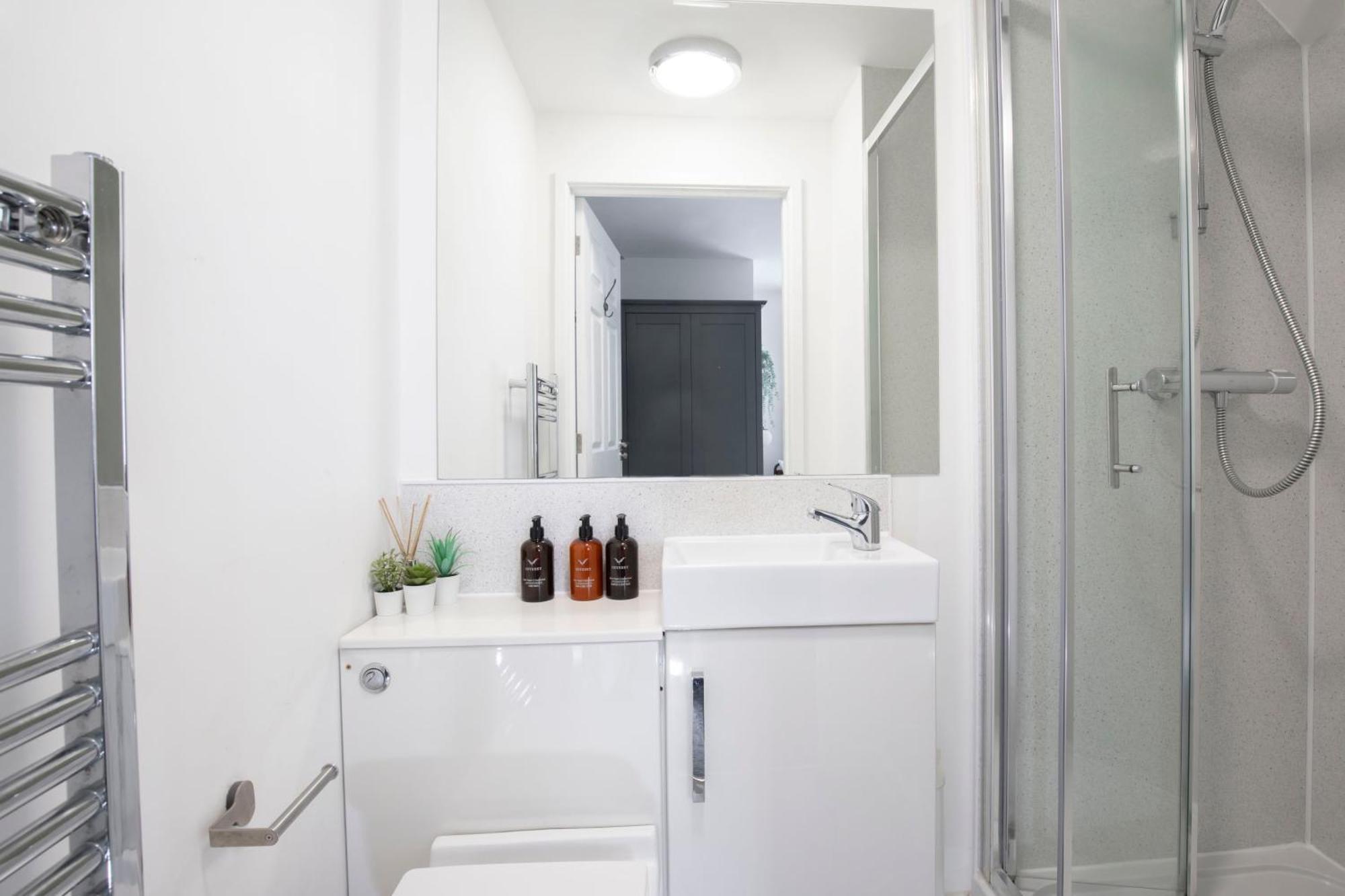 Modern Four Bedroom Four Bathroom Home Cheltenham Exteriör bild