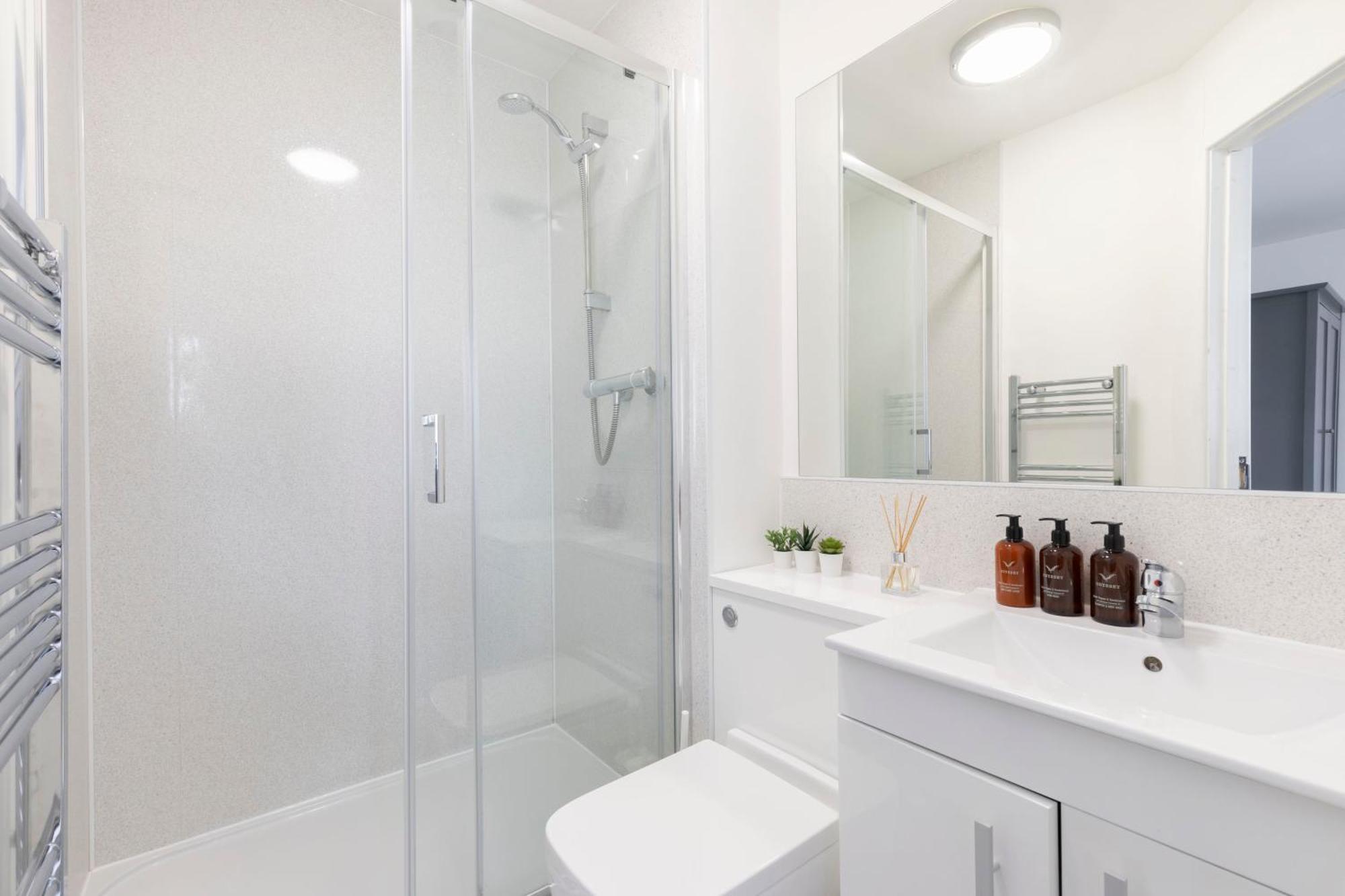 Modern Four Bedroom Four Bathroom Home Cheltenham Exteriör bild