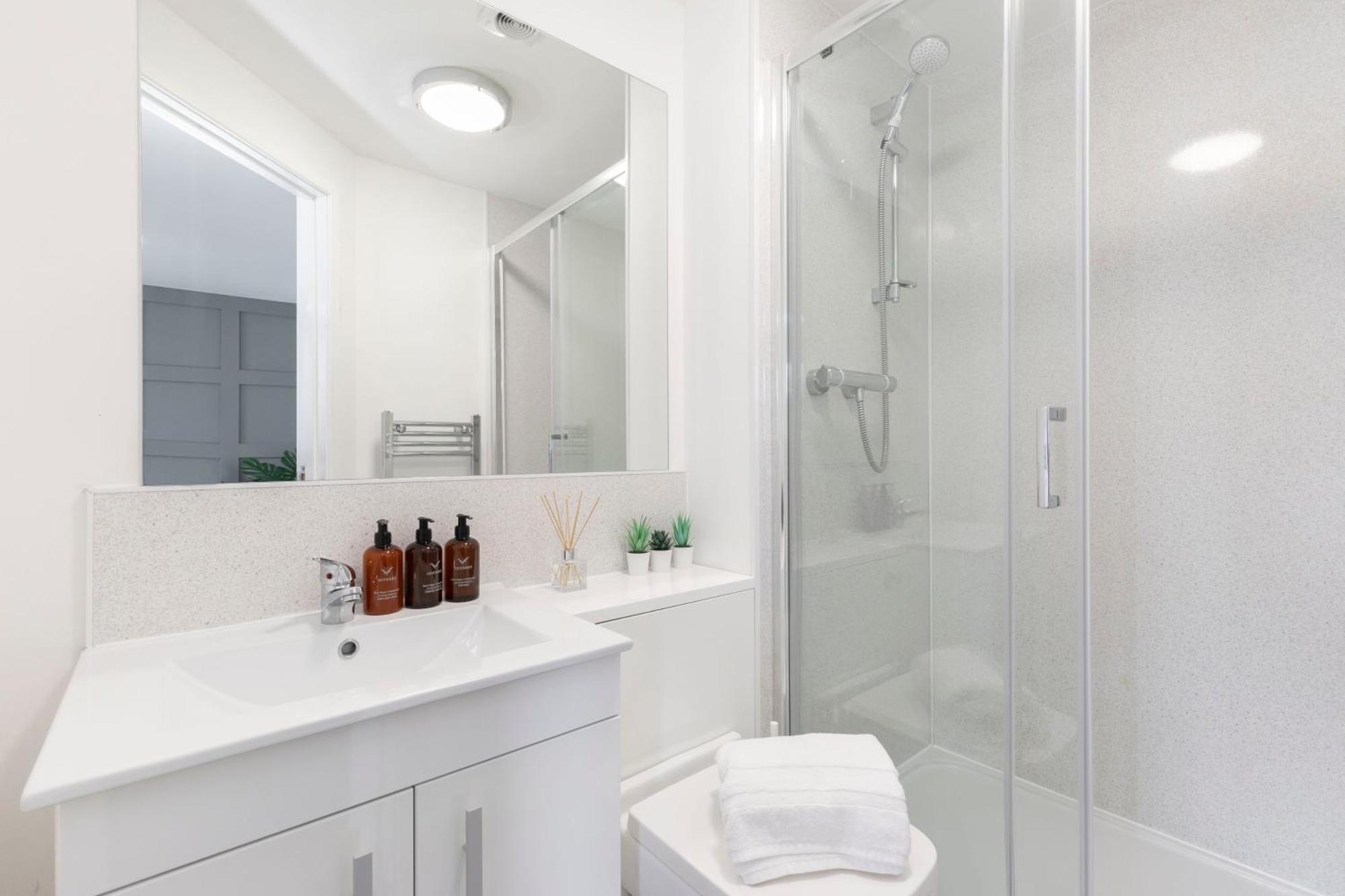 Modern Four Bedroom Four Bathroom Home Cheltenham Exteriör bild
