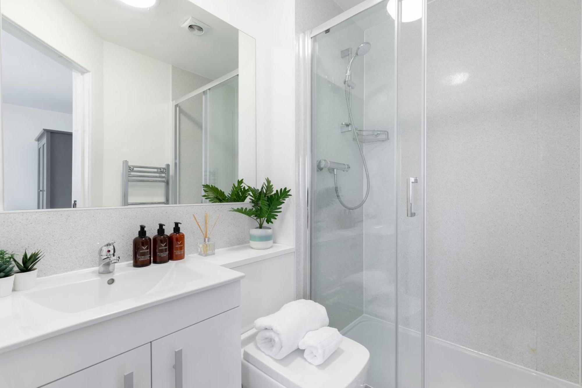 Modern Four Bedroom Four Bathroom Home Cheltenham Exteriör bild